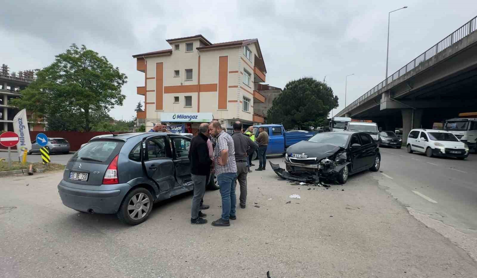 samsunda iki otomobil carpisti 2 yarali 3 JmIwjMT4