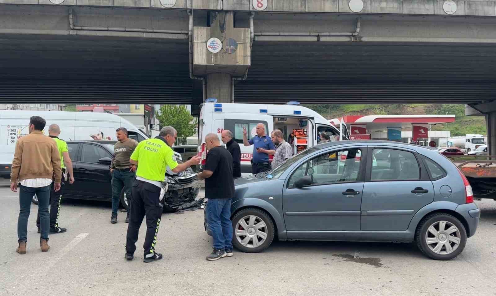 samsunda iki otomobil carpisti 2 yarali 4 W5czEuhA