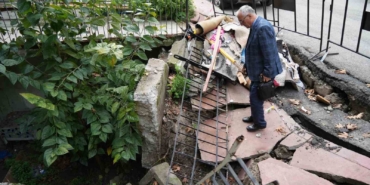 samsunda-istinat-duvari-ve-kaldirim-coktu-dukkan-ve-bodrum-kat-kullanilamaz-hale-geldi-TgiOuKCE.jpg