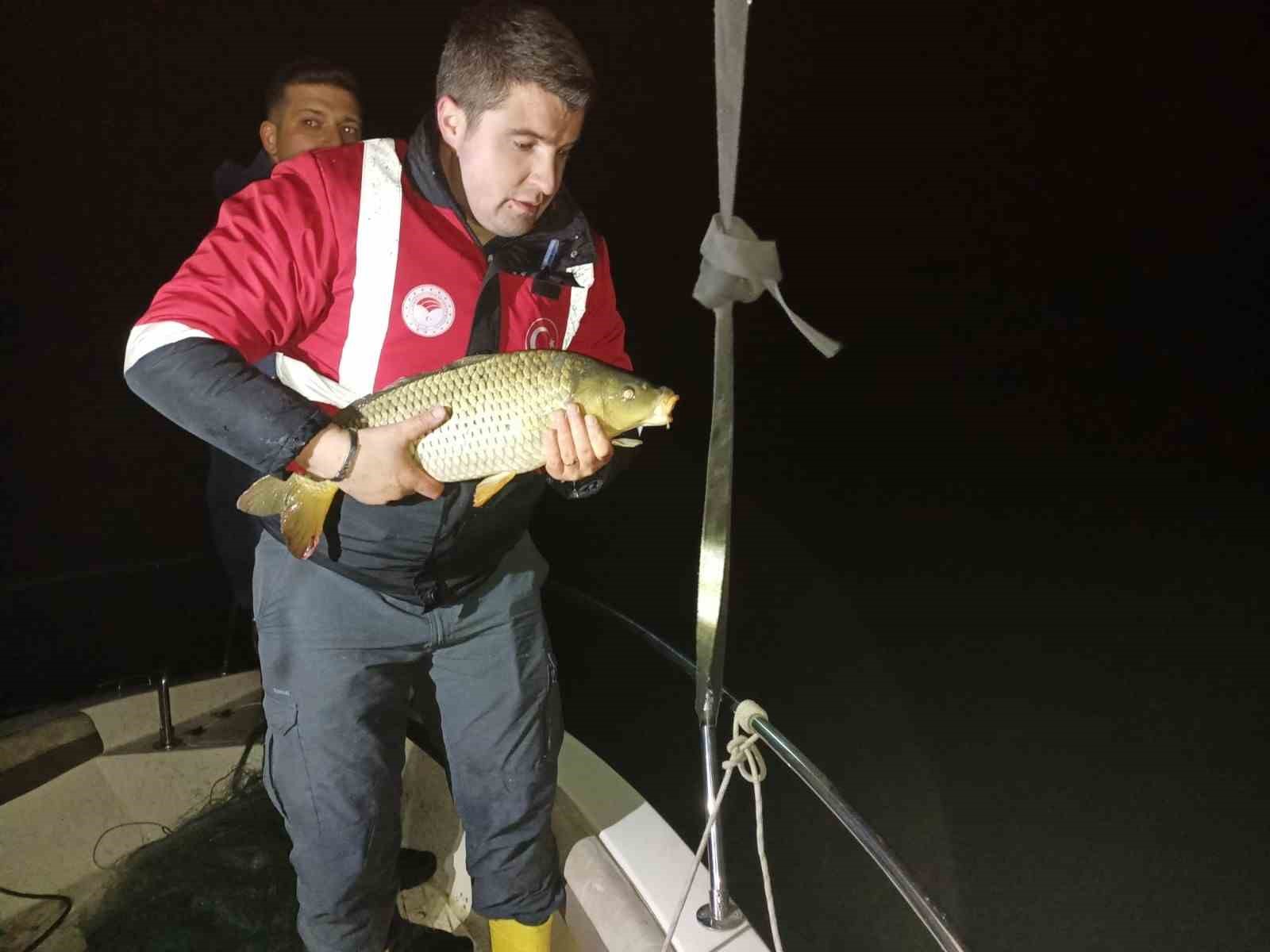 Samsun’da kaçak avcılığa geçit yok: 60 kiloluk sazan geri salındı 4 samsunda kacak avciliga gecit yok 60 kiloluk sazan geri salindi 0 D3hfBn7Q