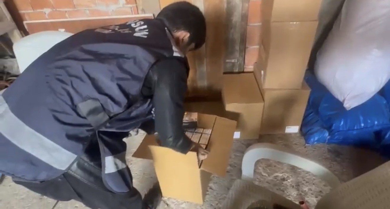 samsunda kacak tutun mamulleri ve silah operasyonu 1 gozalti 4