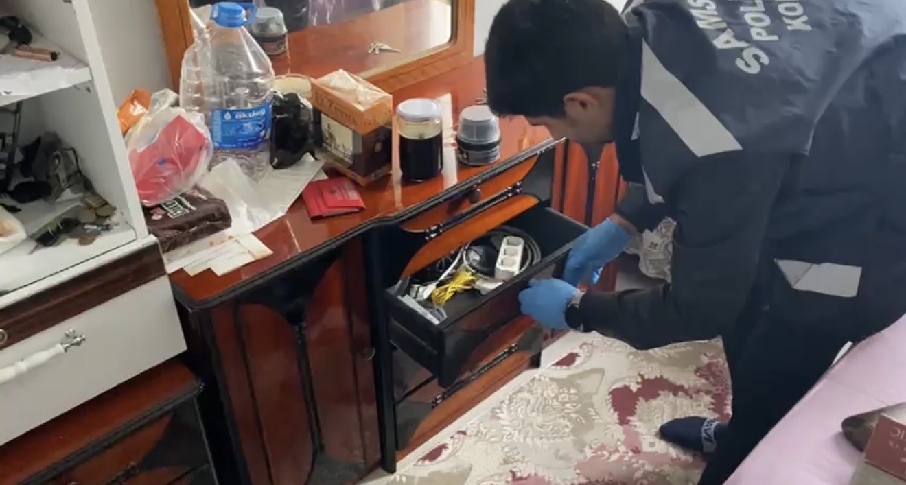 samsunda kacak tutun mamulleri ve silah operasyonu 1 gozalti 8 l2YgMC7s
