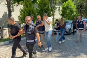 Trafikte yaşanan tekmeli, yumruklu kavgayı ayırmaya çalışan kadının zor anları kamerada 2 thumbnail