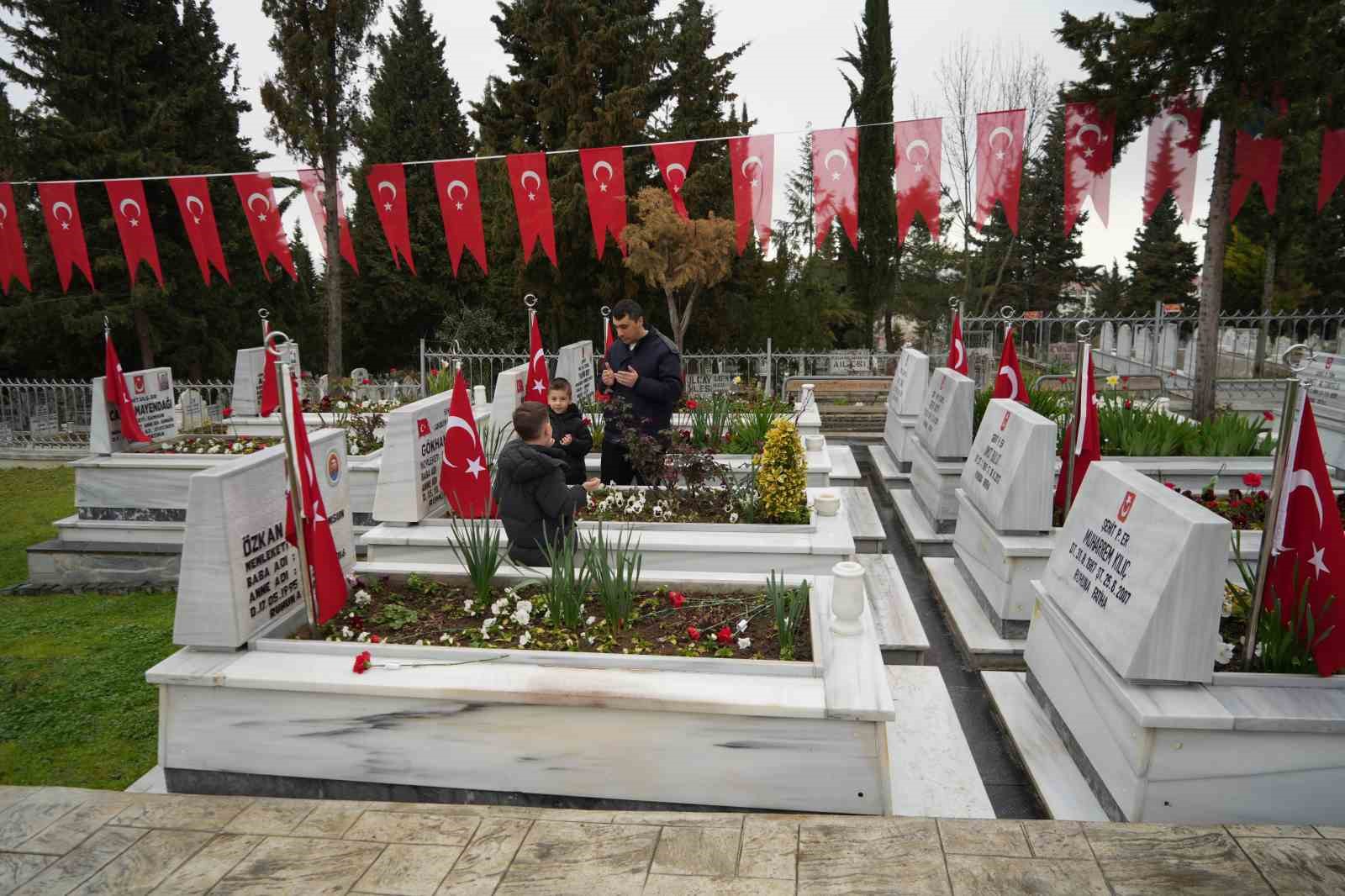 samsunda mezarliklar ziyaretcilerle doldu tasti sehitliklerde huzun 10 G5s2m97a