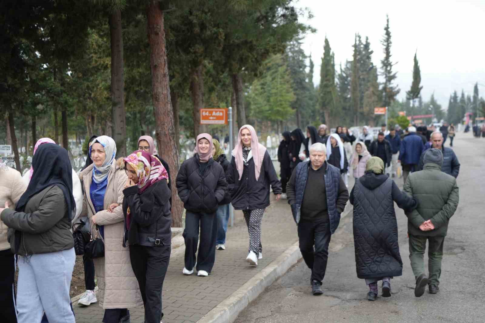 samsunda mezarliklar ziyaretcilerle doldu tasti sehitliklerde huzun 3 CH95VqCK