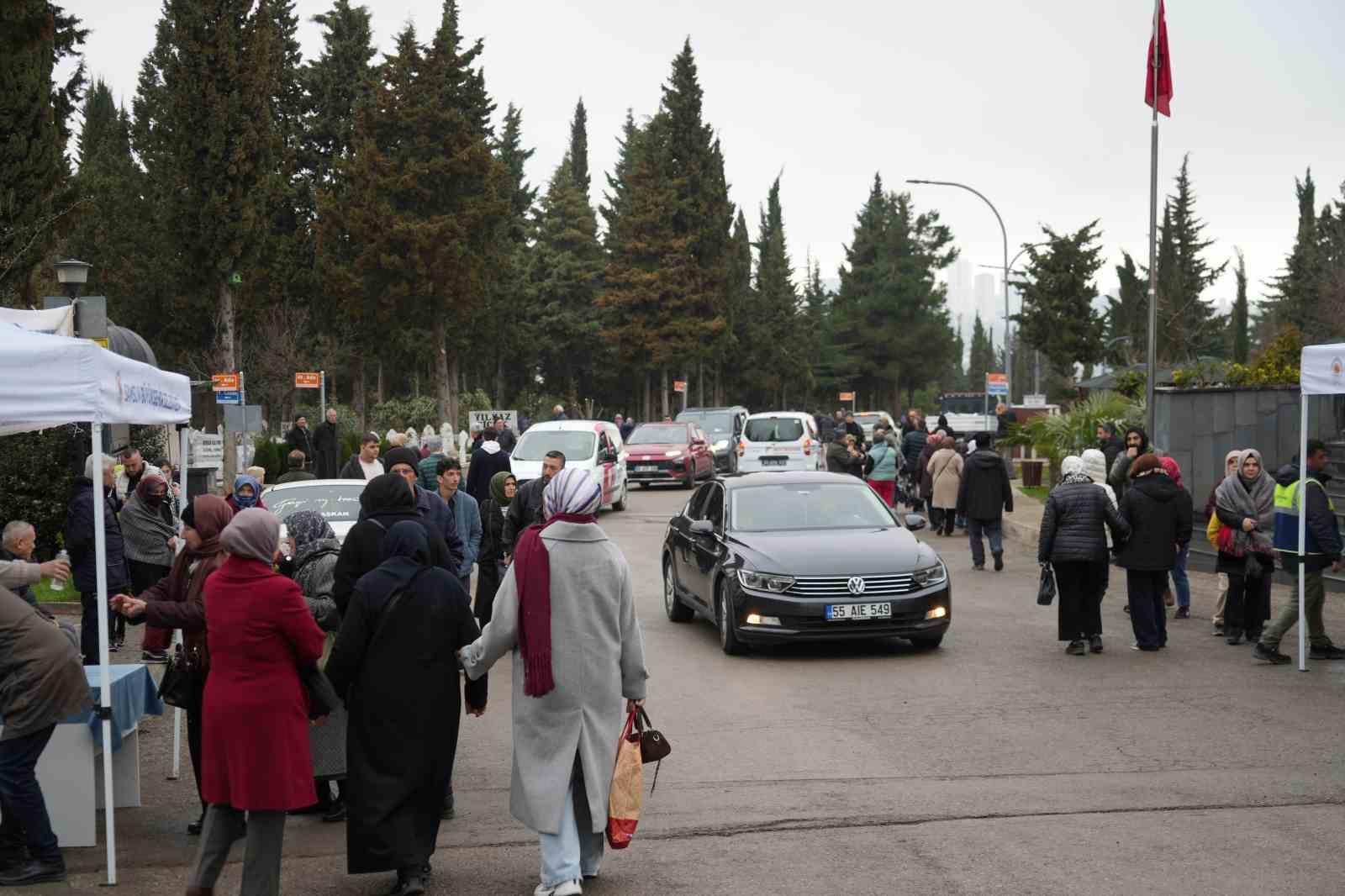 samsunda mezarliklar ziyaretcilerle doldu tasti sehitliklerde huzun 5