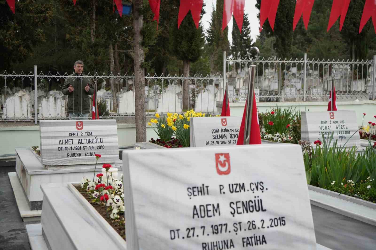 samsunda mezarliklar ziyaretcilerle doldu tasti sehitliklerde huzun 7 7EZgpnej