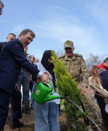samsunda-milli-agaclandirma-gunu-37-bin-380-adet-fidan-toprakla-bulustu-XNJVXWe2.jpg