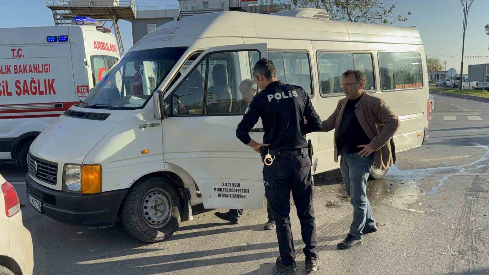 samsunda minibus ile otomobil carpisti 1 yarali 0 JRcF8CYi