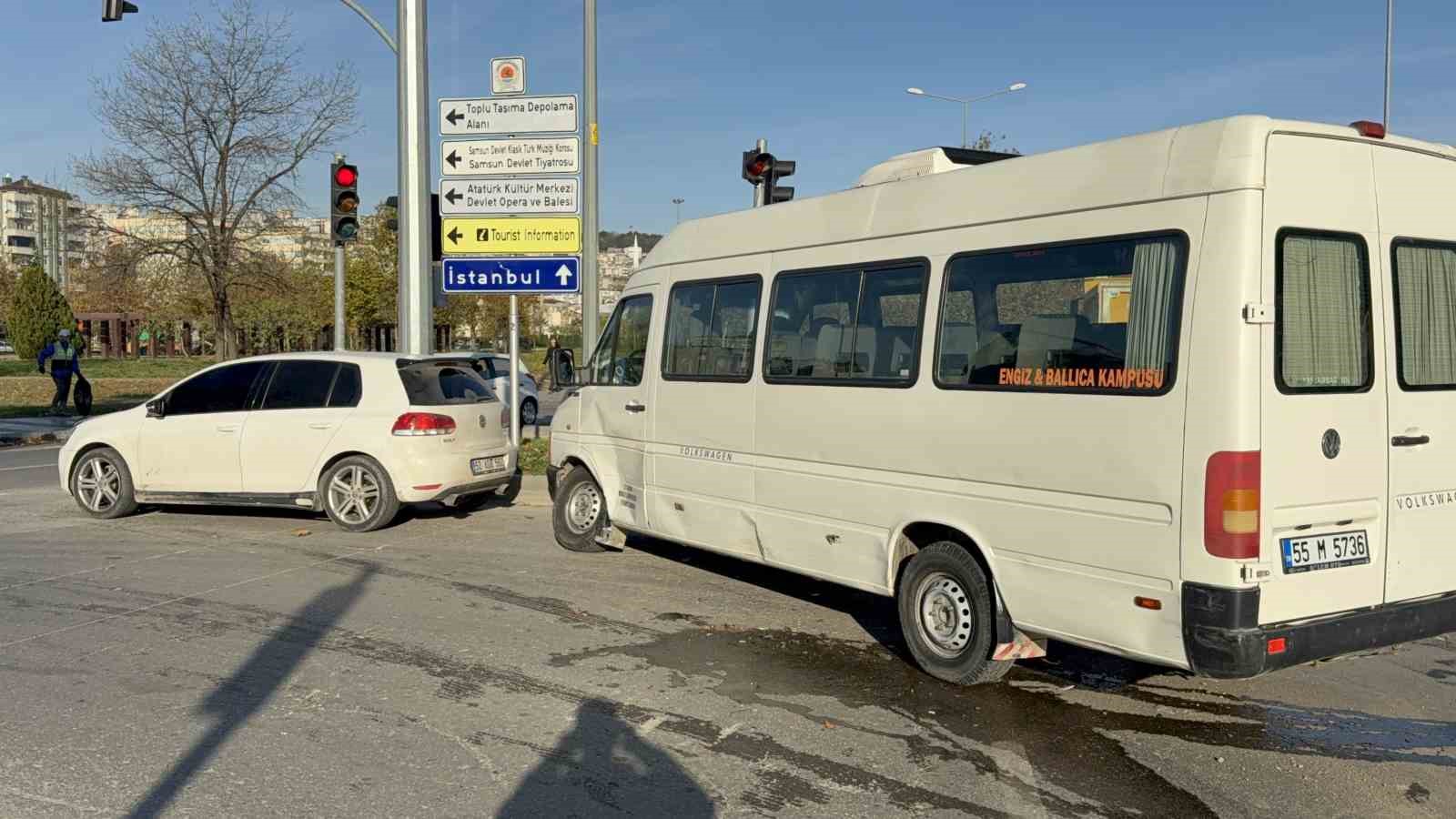 samsunda minibus ile otomobil carpisti 1 yarali 2 5nHugKIf