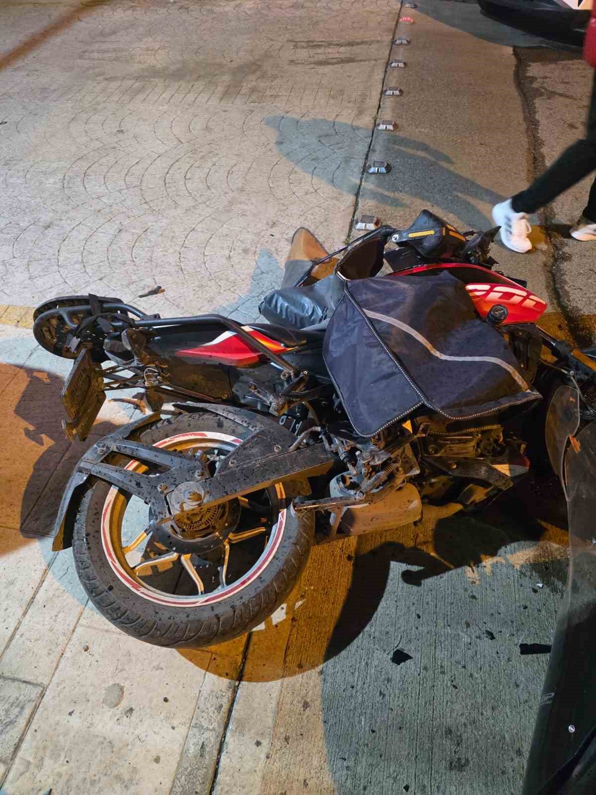 Samsun’da motokurye ile otomobil kafa kafaya çarpıştı: 1 yaralı 6 samsunda motokurye ile otomobil kafa kafaya carpisti 1 yarali 2 qUAi2ZYj