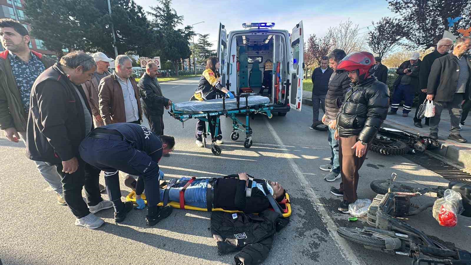 samsunda motosiklet ile elektrikli scooter carpisti 2 yarali 0