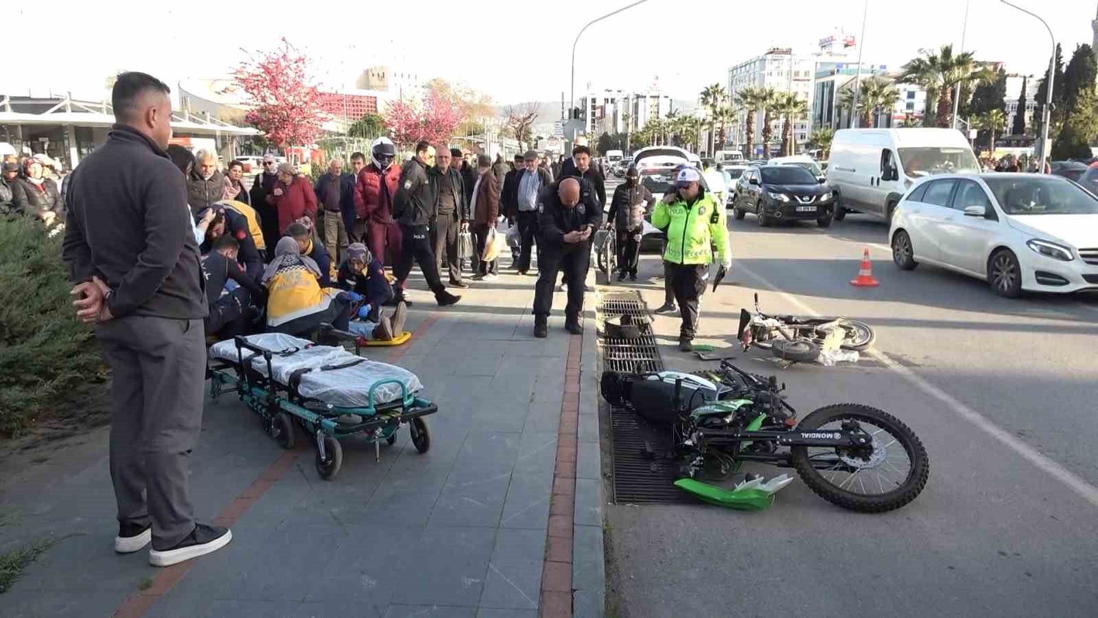 samsunda motosiklet ile elektrikli scooter carpisti 2 yarali 1 rM9MWjVg