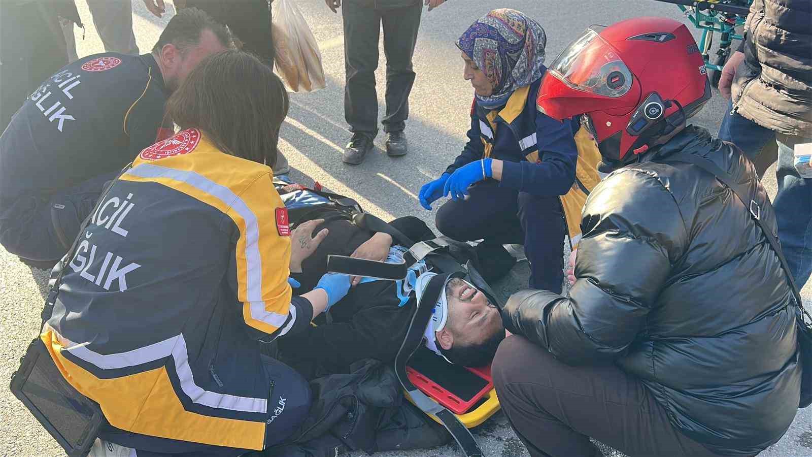 samsunda motosiklet ile elektrikli scooter carpisti 2 yarali 2 2smWlcDG