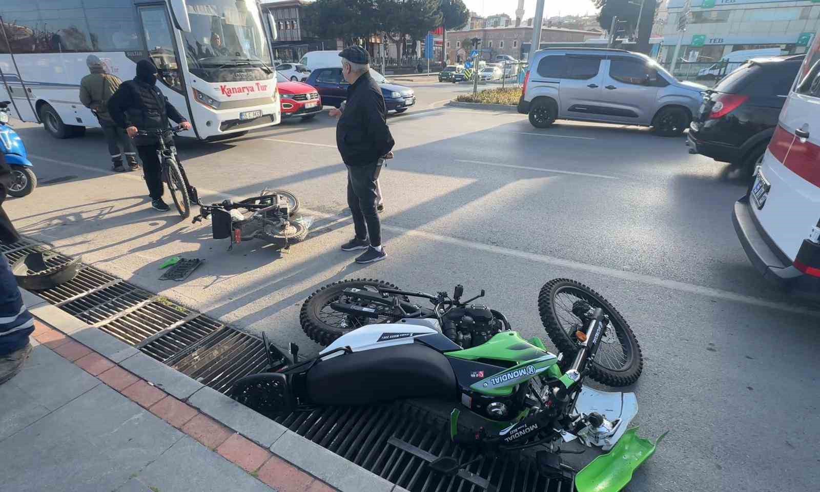 samsunda motosiklet ile elektrikli scooter carpisti 2 yarali 3 nUA8QNCl