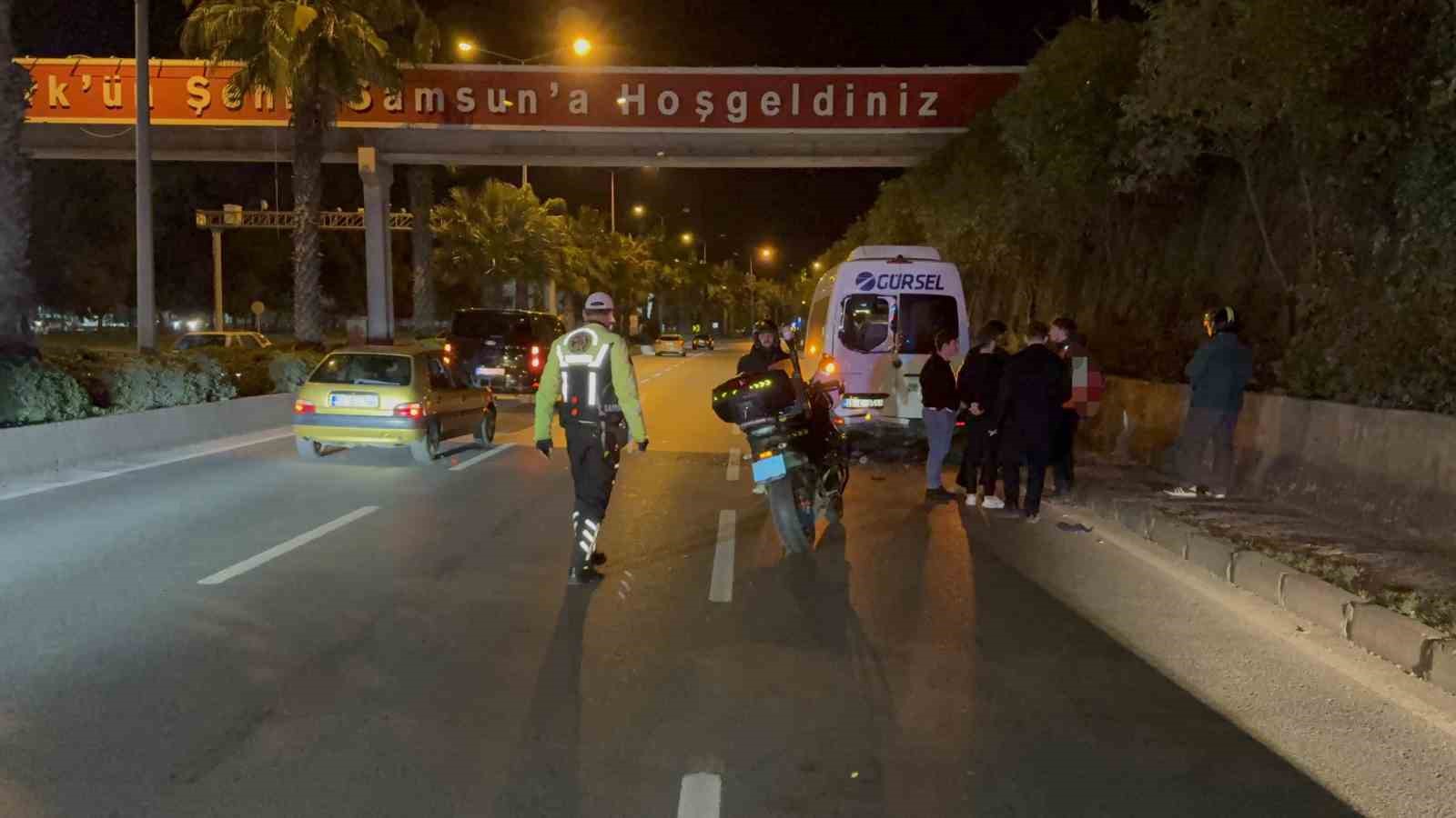samsunda motosiklet servis minibusune carpti 1 yarali 5