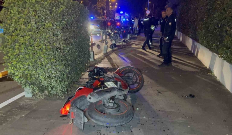 samsunda-motosiklet-yayaya-carpti-3-kisi-agir-yaralandi-MPgrc24m.jpg