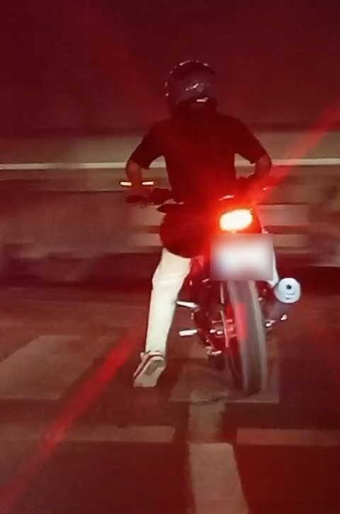 Samsun’da motosikletli sürücü ışıklarda patinaj yaparak lastik yaktı 4 samsunda motosikletli surucu isiklarda patinaj yaparak lastik yakti 0 VEDUmfw4