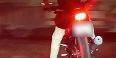 samsunda-motosikletli-surucu-isiklarda-patinaj-yaparak-lastik-yakti-JfwnrkqD.jpg