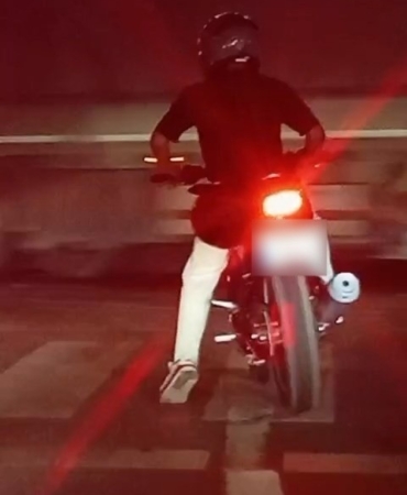 samsunda-motosikletli-surucu-isiklarda-patinaj-yaparak-lastik-yakti-JfwnrkqD.jpg