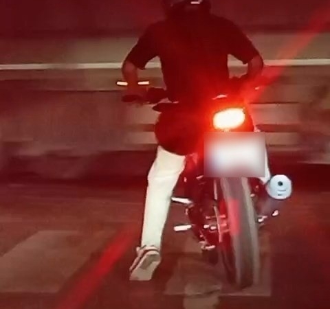 samsunda-motosikletli-surucu-isiklarda-patinaj-yaparak-lastik-yakti-JfwnrkqD.jpg