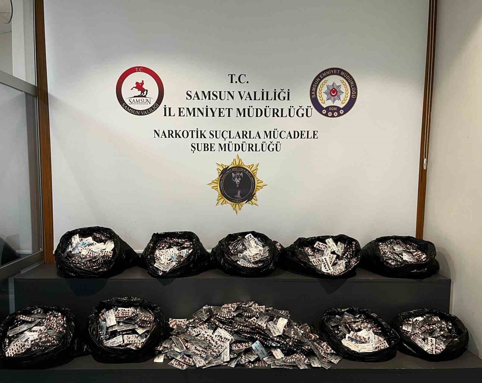 Samsun’da narkotik operasyonu: 52 bin 206 adet uyuşturucu hap ele geçirildi 4 samsunda narkotik operasyonu 52 bin 206 adet uyusturucu hap ele gecirildi 0 MzZqOB2r