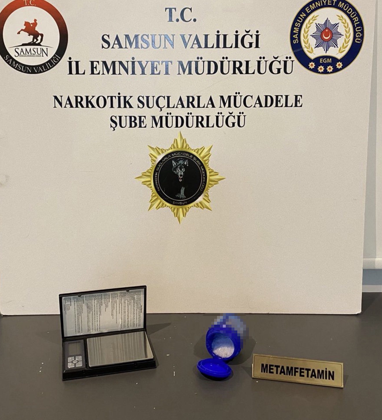 samsunda narkotik operasyonunda uyusturucu ve silahlar ele gecirildi 2 2uWftppD