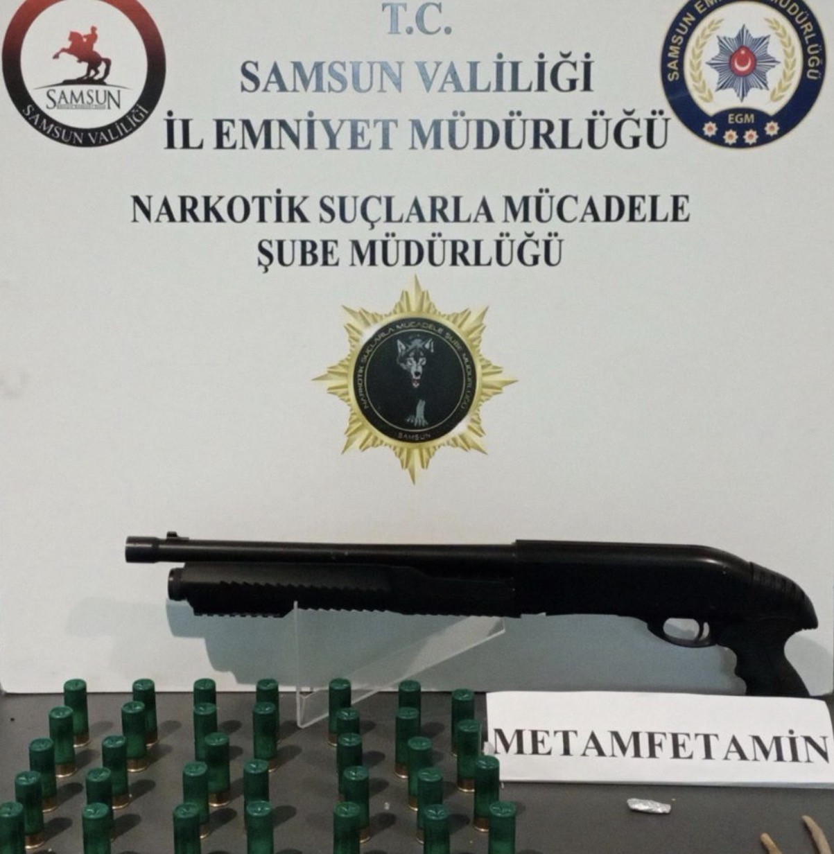 samsunda narkotik operasyonunda uyusturucu ve silahlar ele gecirildi 3 LvlfW4lf