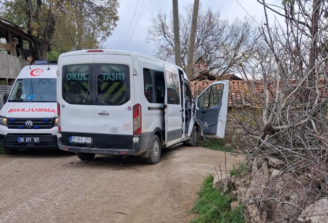 samsunda ogrenci servisi direge carpti 12 yarali 1 syECs3Wc