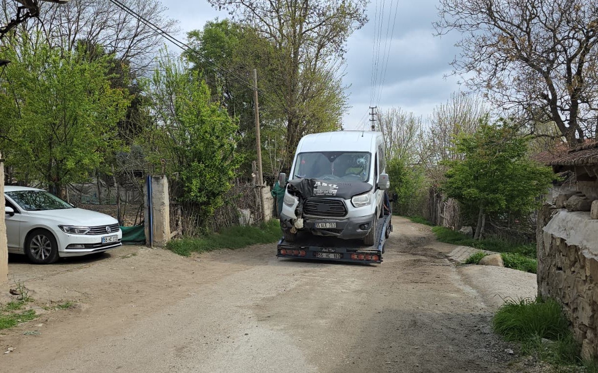 samsunda ogrenci servisi direge carpti 12 yarali 3 KTRLMapC