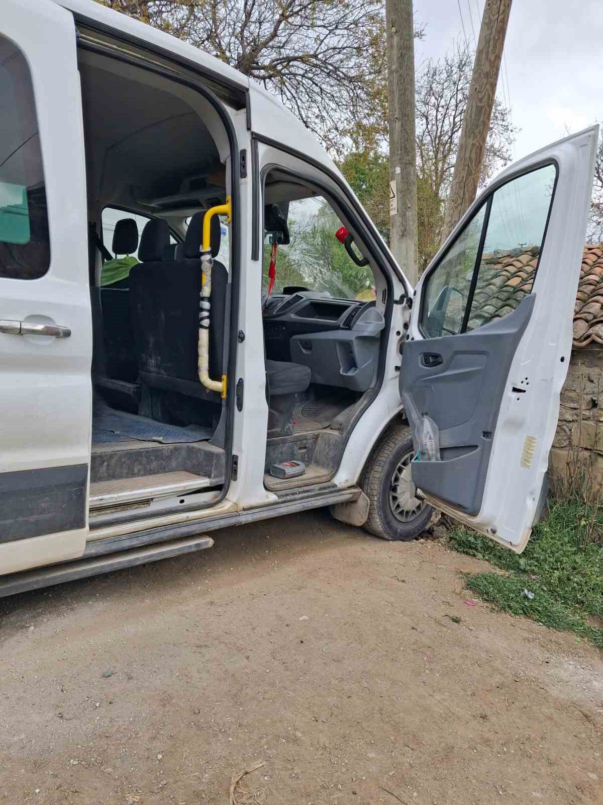 samsunda ogrenci servisi direge carpti 12 yarali 6 jPia5CgA