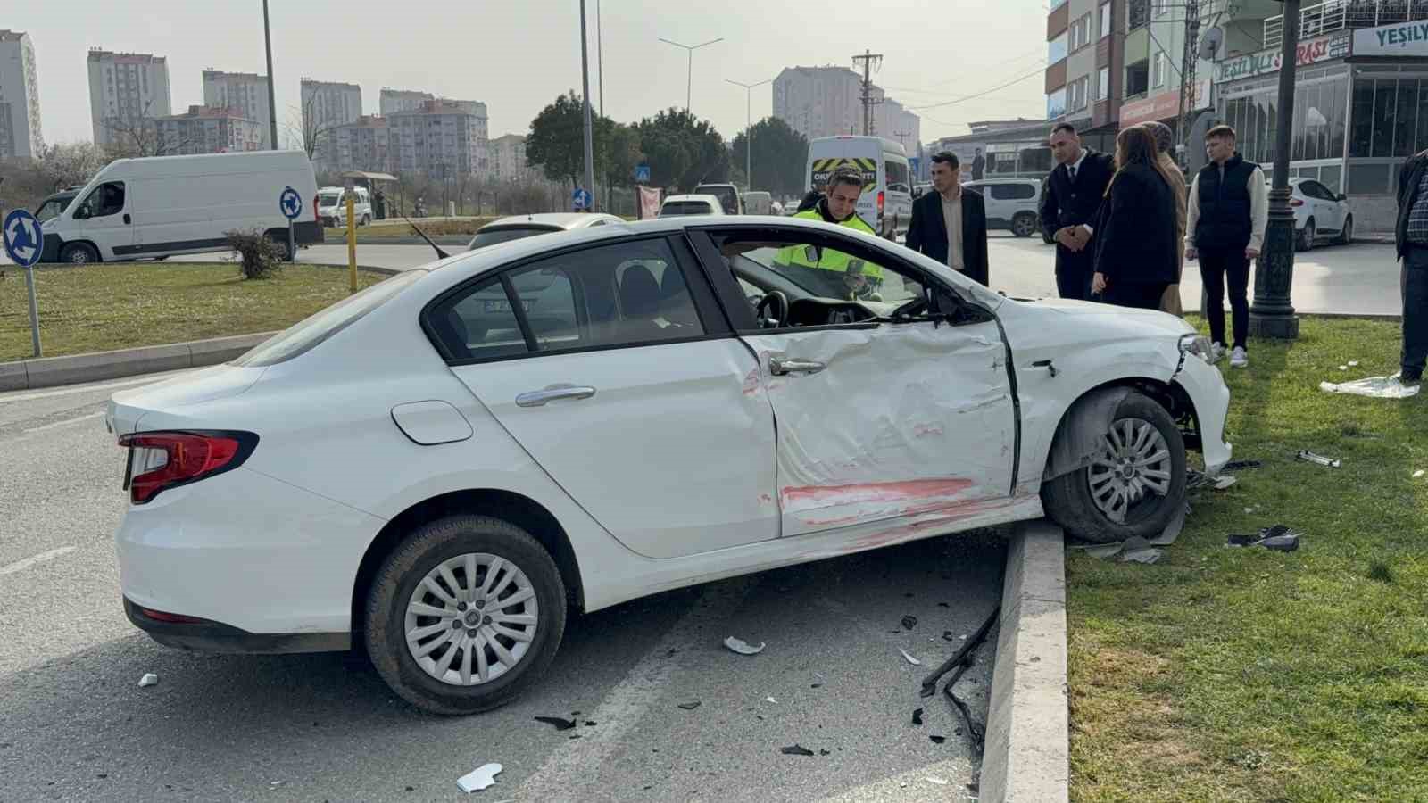 samsunda otobus ile otomobil kavsakta carpisti 9 yarali 2 Zd3vflqz