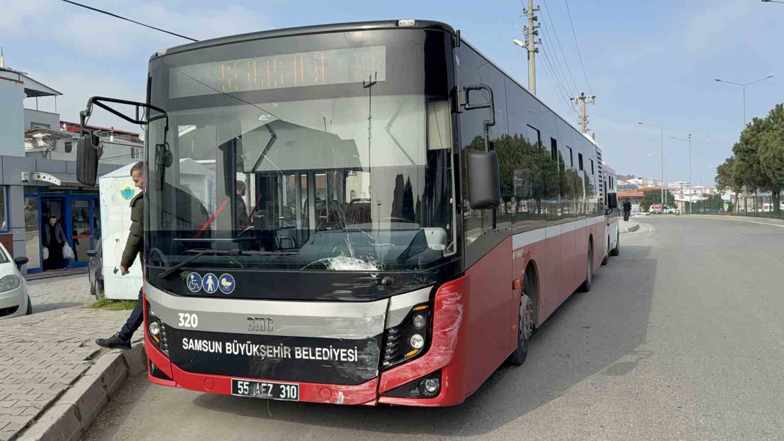 samsunda otobus ile otomobil kavsakta carpisti 9 yarali 4 Y4fIOBZp
