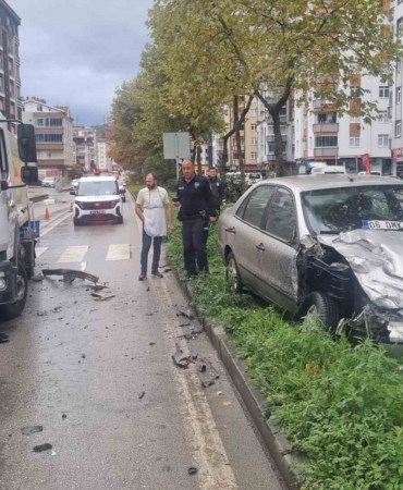 samsunda-otomobil-cop-kamyonuna-carpti-1-yarali-16gXxFxU.jpg