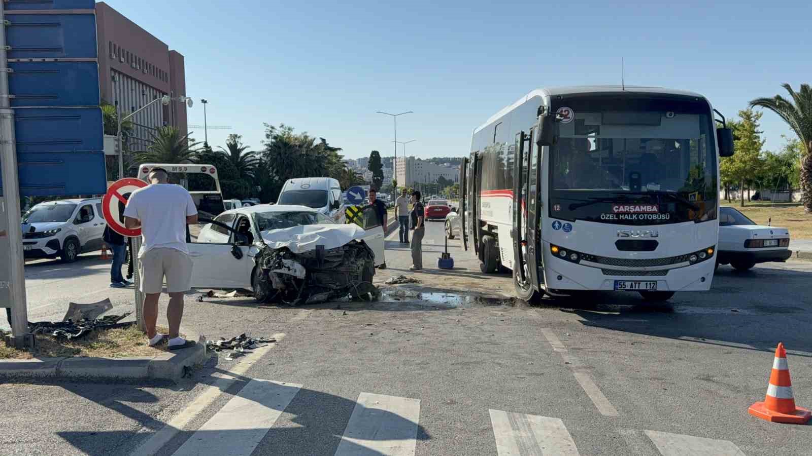 samsunda otomobil ile halk otobusu carpisti 7 yarali 3