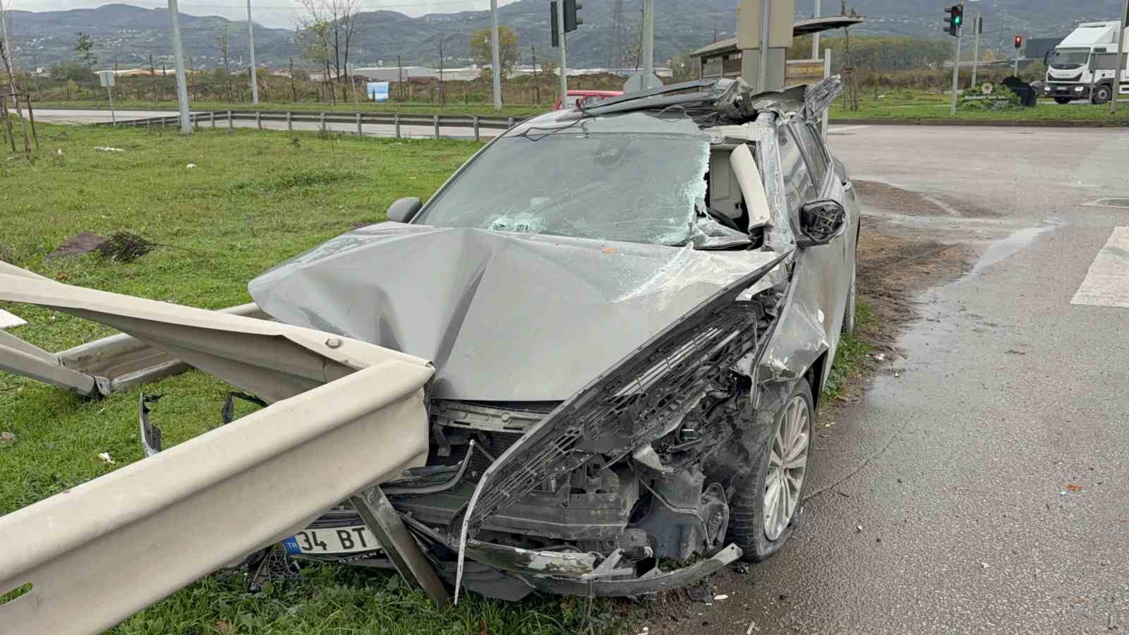 samsunda otomobil kamyonete carpip bariyere girdi 3 yarali 1 weT3mT1V