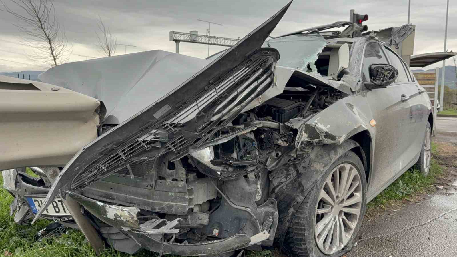 samsunda otomobil kamyonete carpip bariyere girdi 3 yarali 4 lKlWO5OF