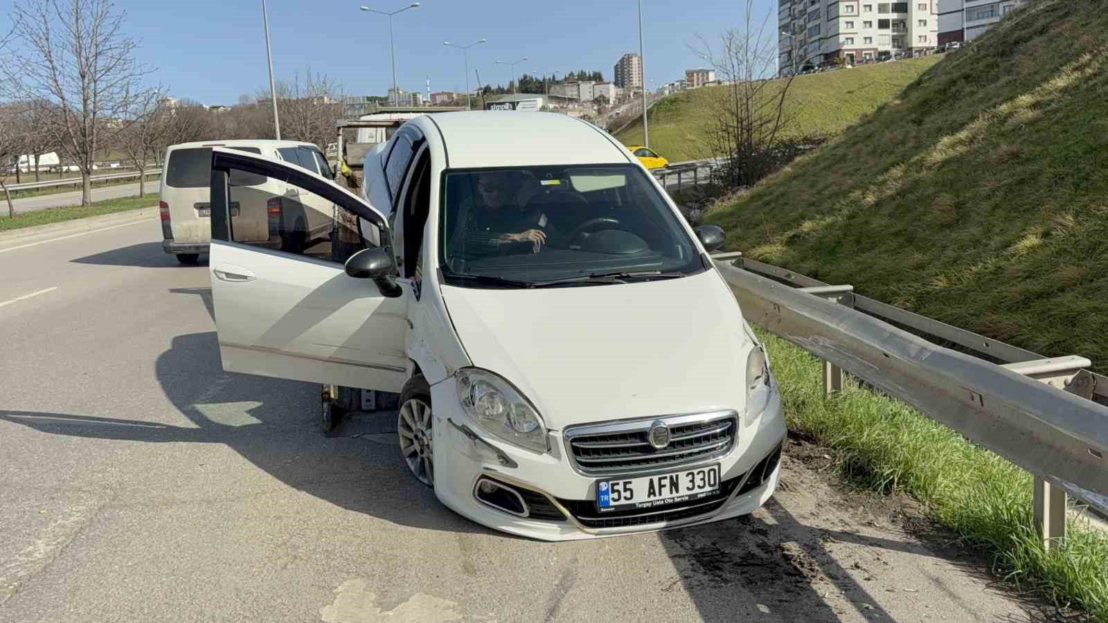 samsunda otomobil refuju asip bariyere carpti 1 yarali 1 DVEX7BMY
