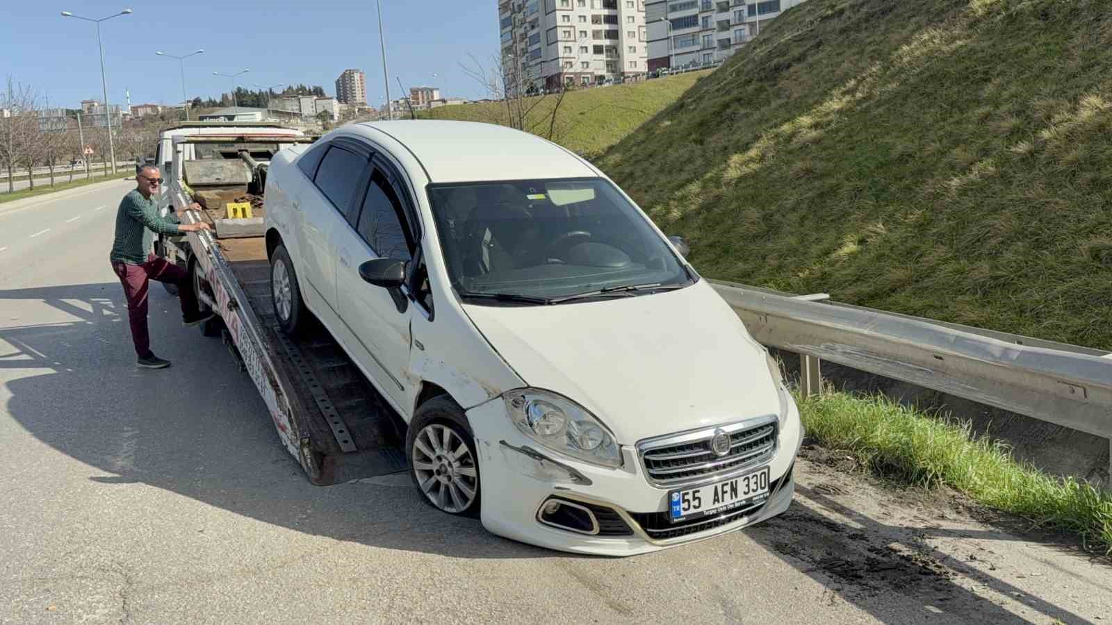 samsunda otomobil refuju asip bariyere carpti 1 yarali 2 vMLpOVKC