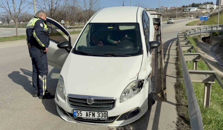 samsunda-otomobil-refuju-asip-bariyere-carpti-1-yarali-PPy6fMKU.jpg