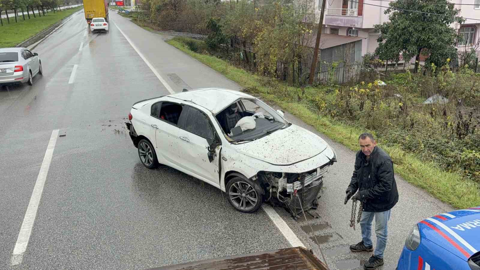 samsunda otomobil takla atti 3 yarali 1 pNX69MWr