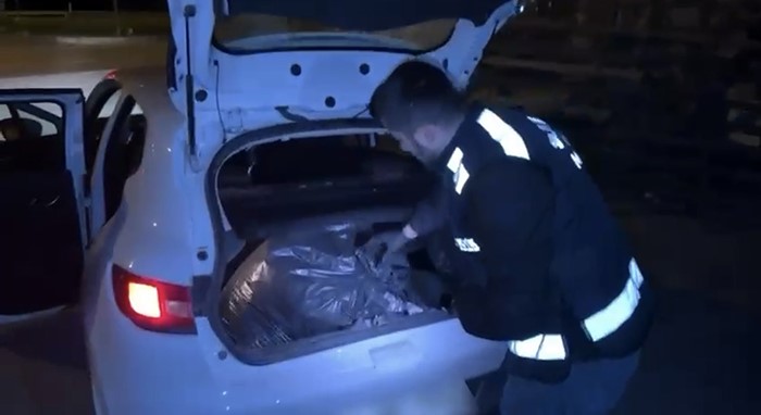 samsunda otomobilin bagajinda 24 bin hap ele gecirildi 0 pGkdHMbE