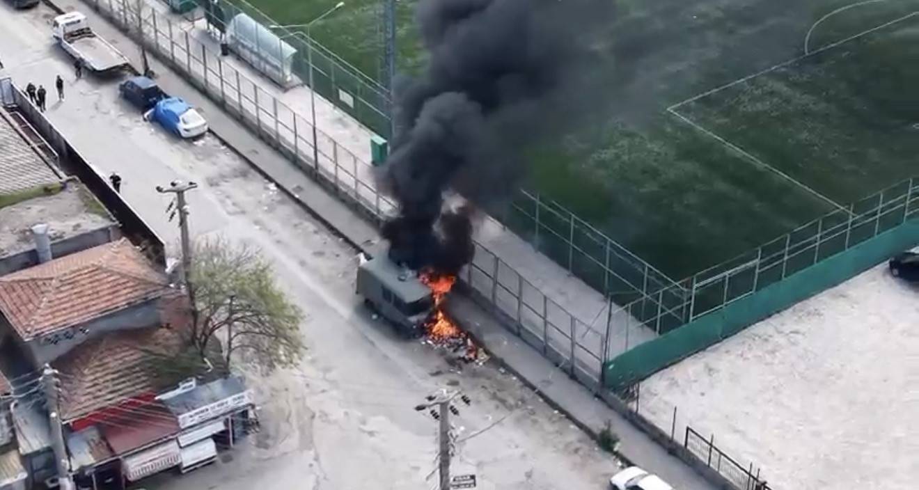 samsunda park halindeki yabanci plakali minibus yandi 1 6dSVB7vy