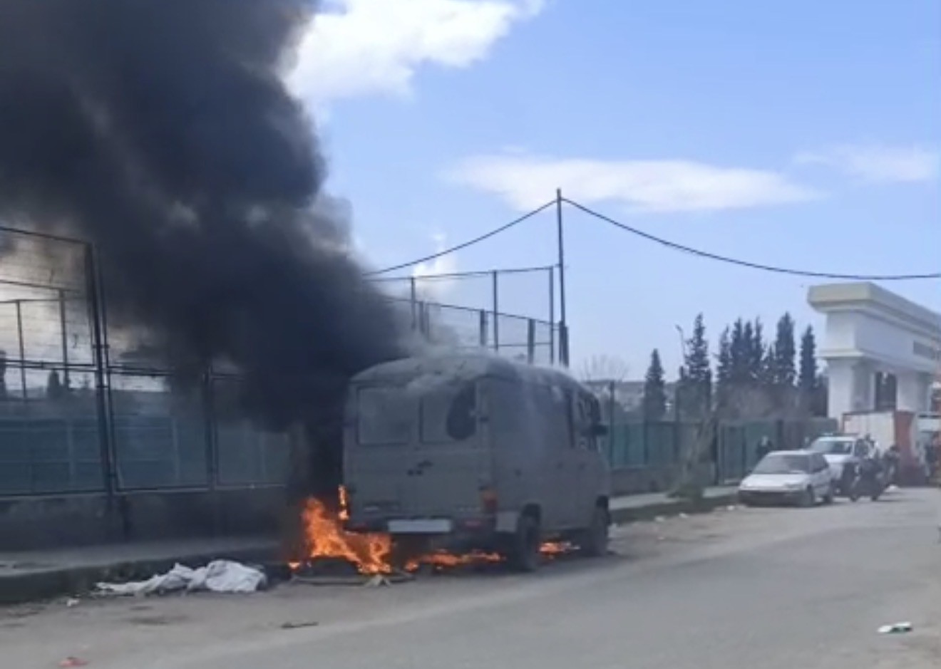 samsunda park halindeki yabanci plakali minibus yandi 2 fiaZE2UK