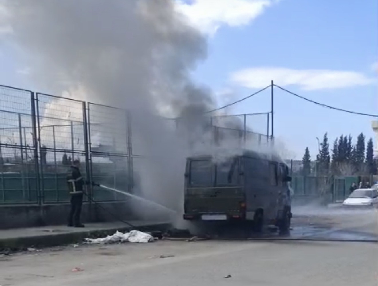 samsunda park halindeki yabanci plakali minibus yandi 3 eYfOUviy