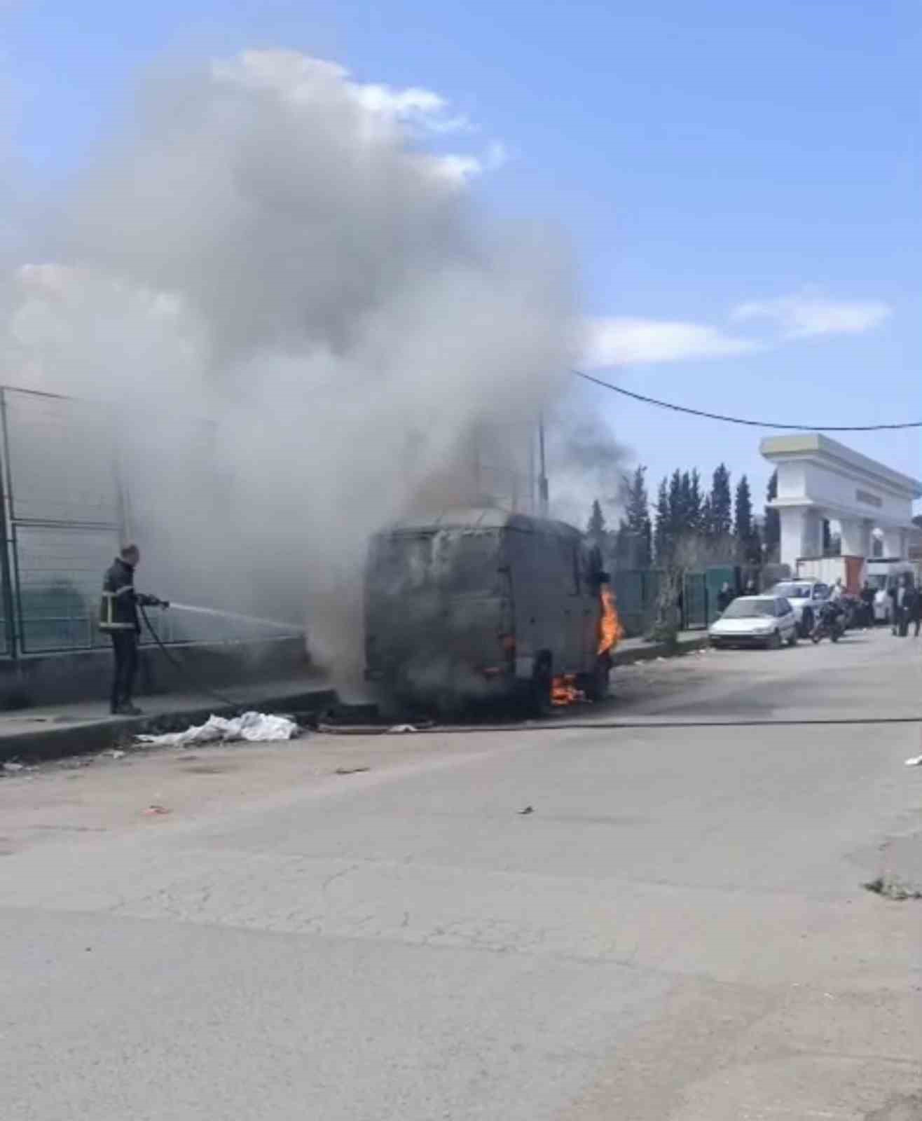 samsunda park halindeki yabanci plakali minibus yandi 4 5wmZCseE