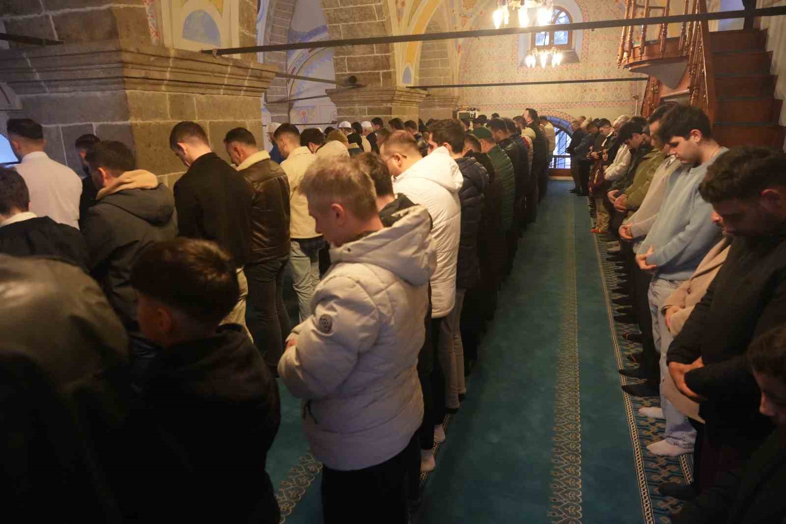 samsunda ramazan bayrami namazi kilindi 1 iU9savLP