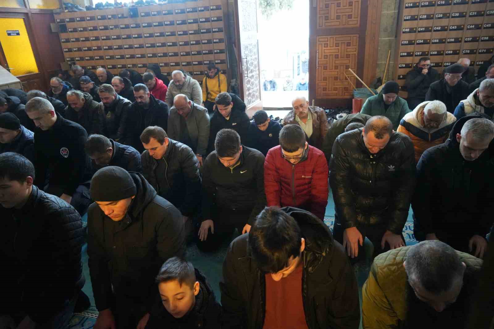samsunda ramazan bayrami namazi kilindi 2 2zU2PE7U