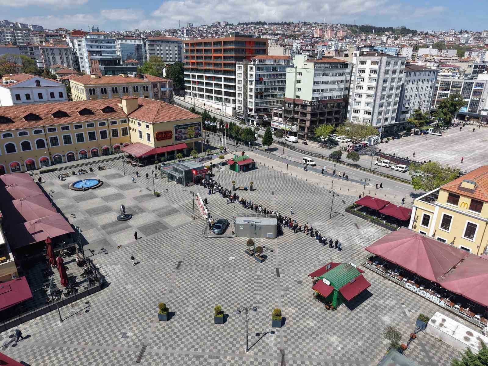 Samsun’da şampiyonluk maçı heyecanı: Biletler için kuyruk oluştu 6 samsunda sampiyonluk maci heyecani biletler icin kuyruk olustu 2 cXpAjpmw