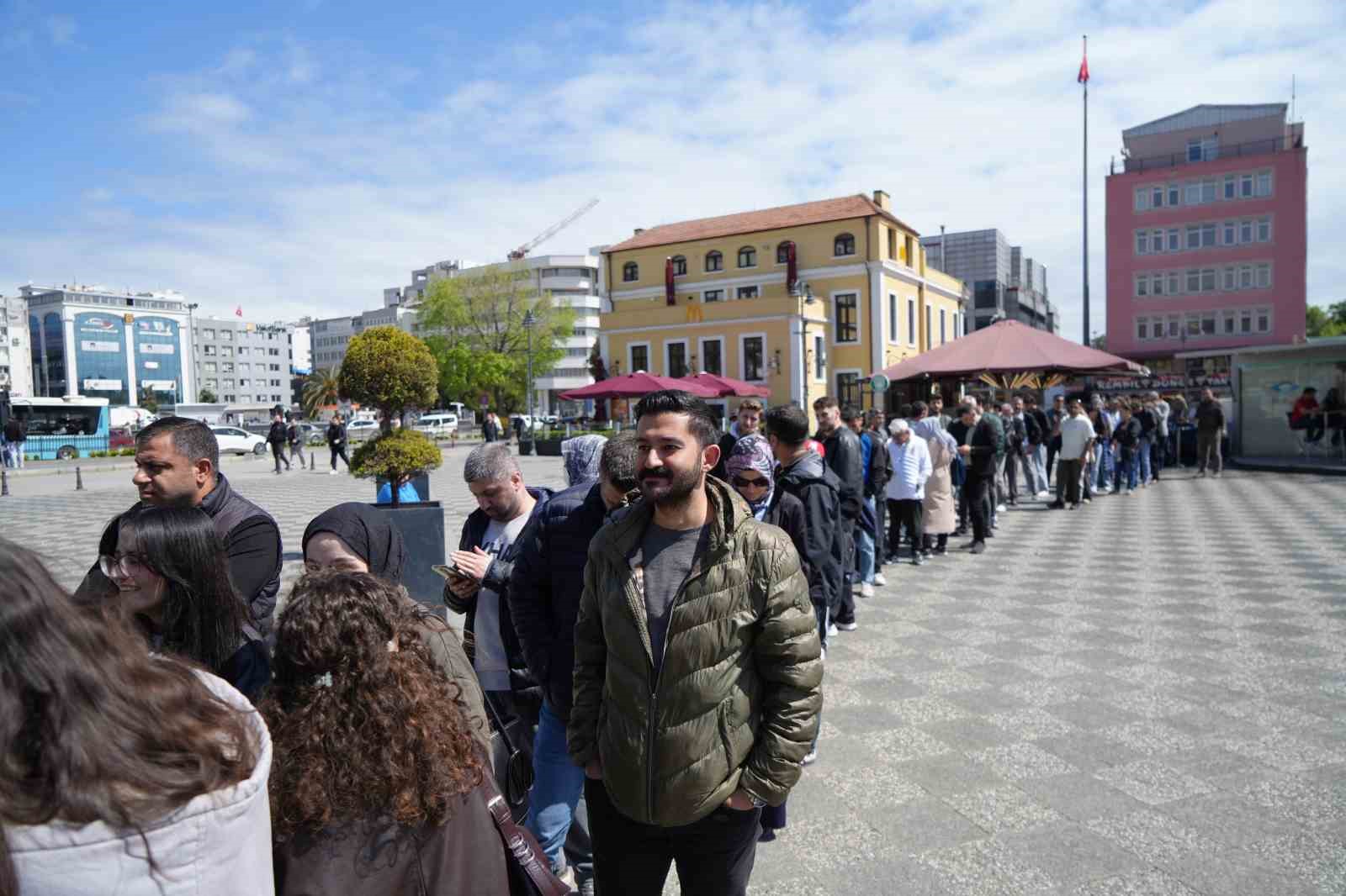 Samsun’da şampiyonluk maçı heyecanı: Biletler için kuyruk oluştu 8 samsunda sampiyonluk maci heyecani biletler icin kuyruk olustu 4 3vW3iYRN